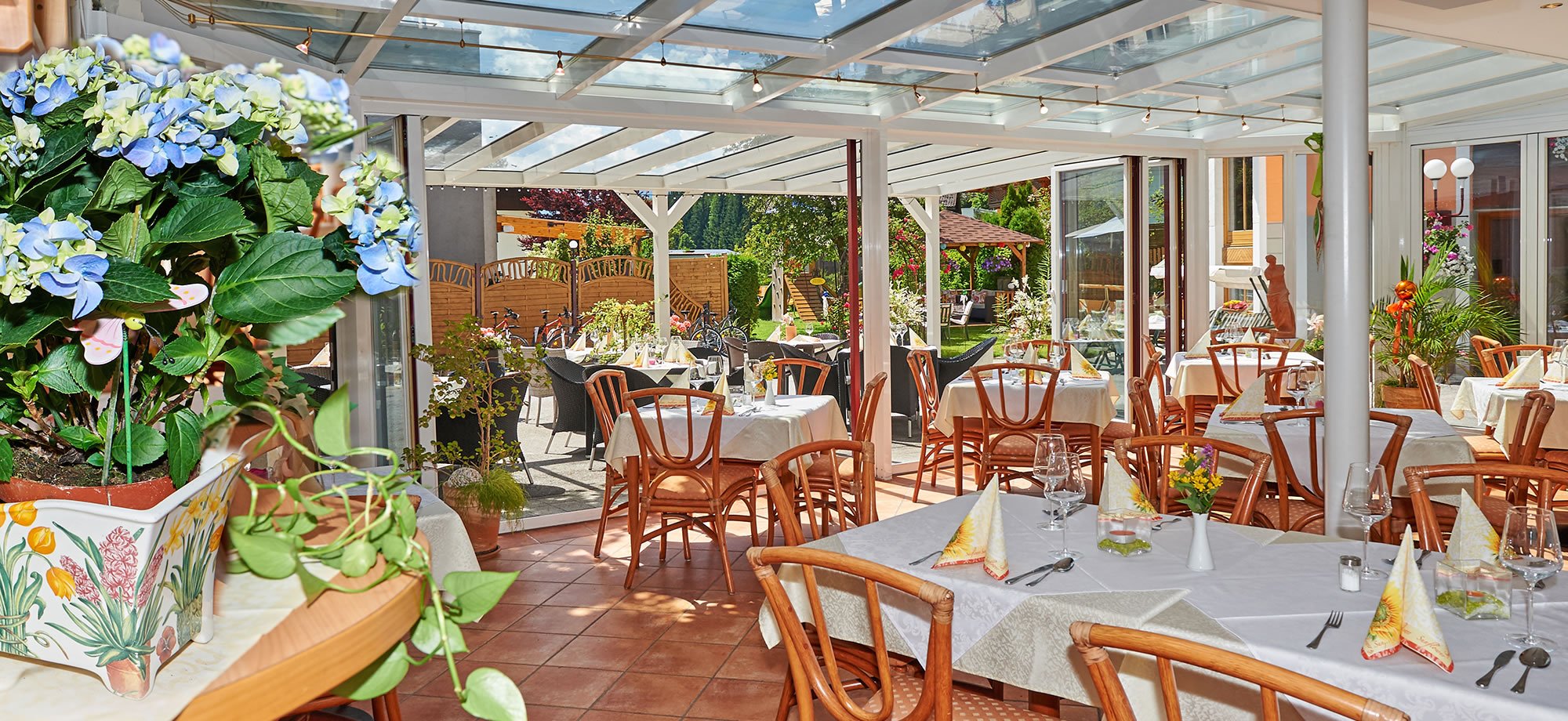 Gemütliches Restaurant und genug Platz zum Feiern im Hotel Schwaiger