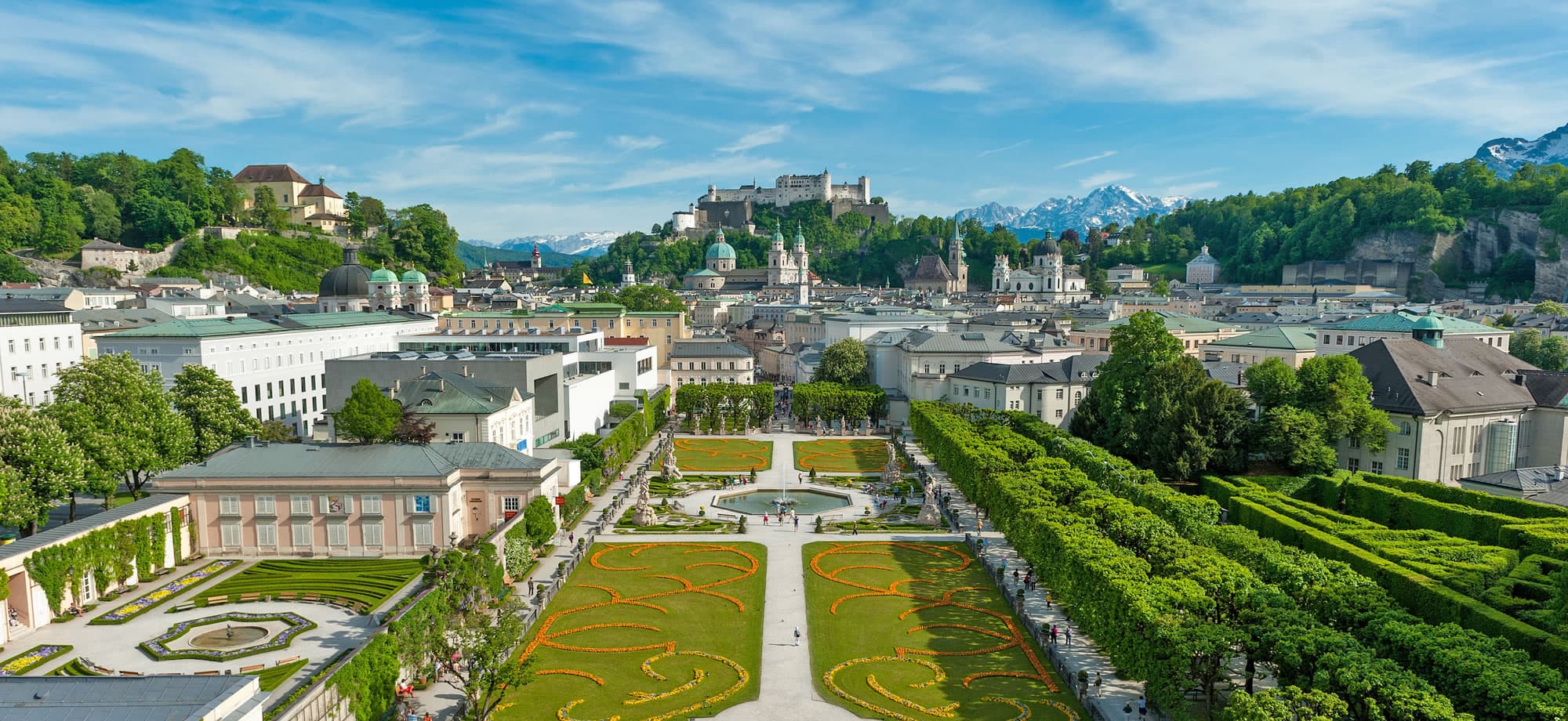 Blick auf die Stadt Salzburg mit dem Mirabellgarten, der Altstadt und der Festung Hohensalzburg